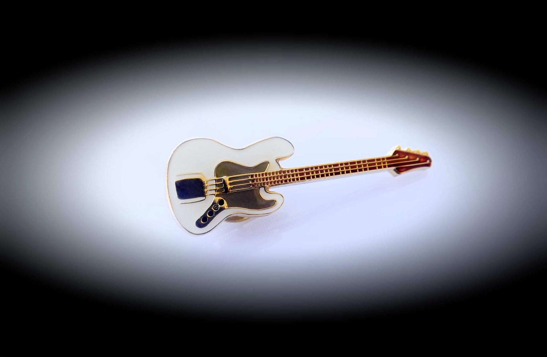 Bass Guitar Fender Style Pin / Brooch