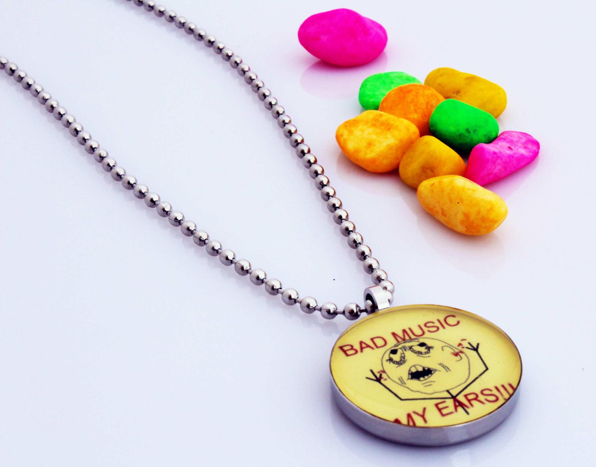 comic music pendant