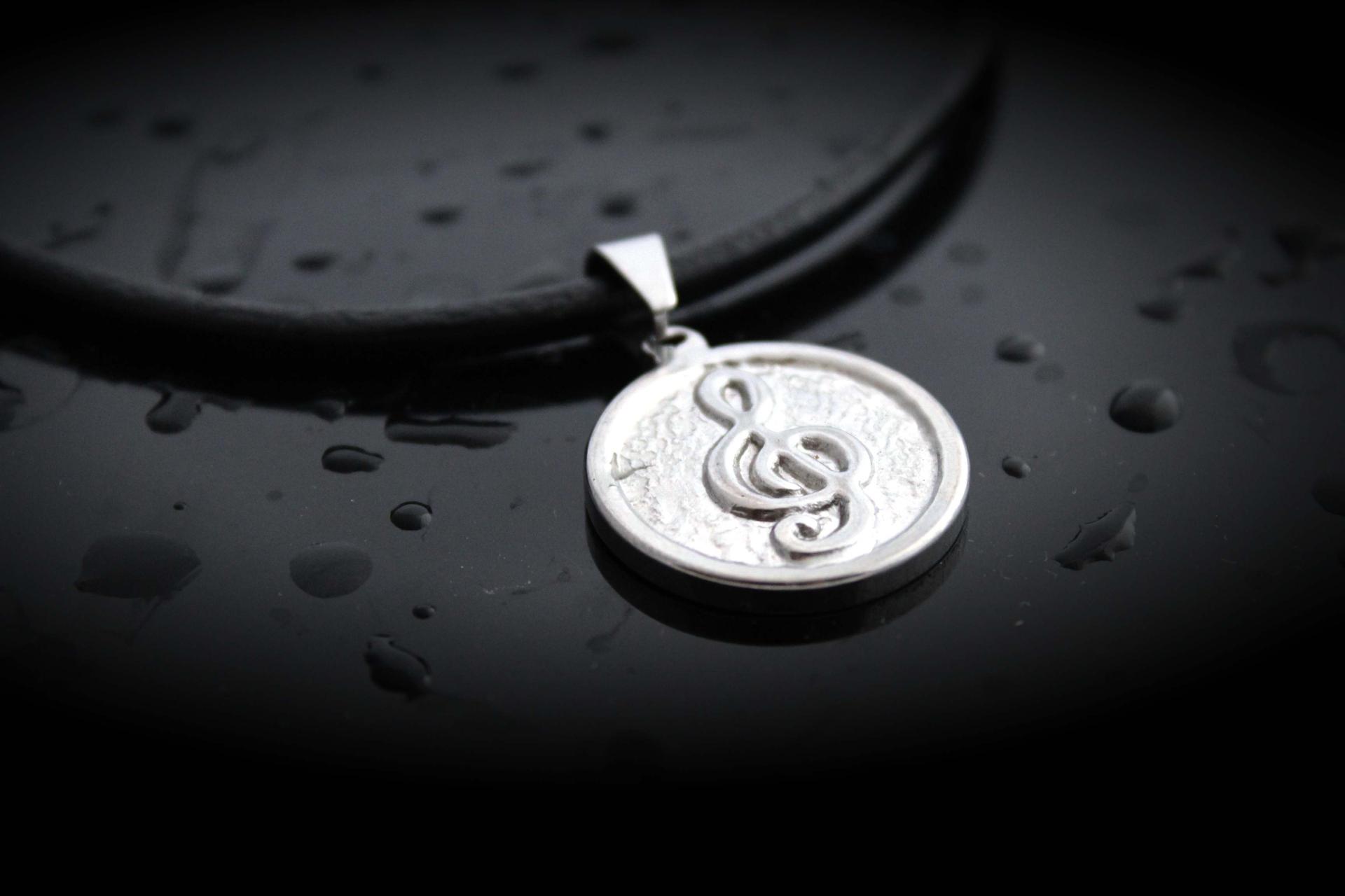 Stainless Steel Circle Treble Clef Leather Choker