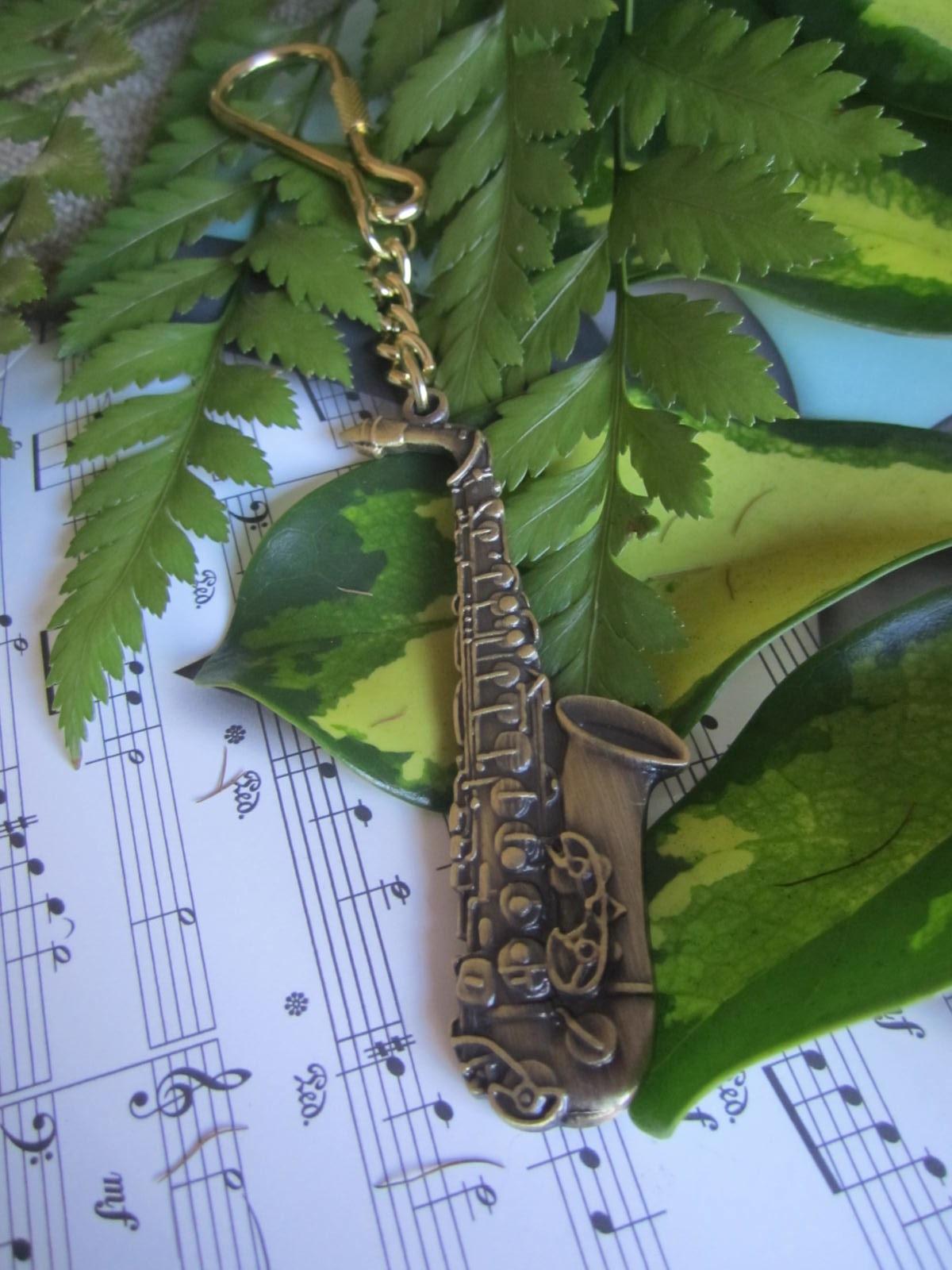 saxophone keyring