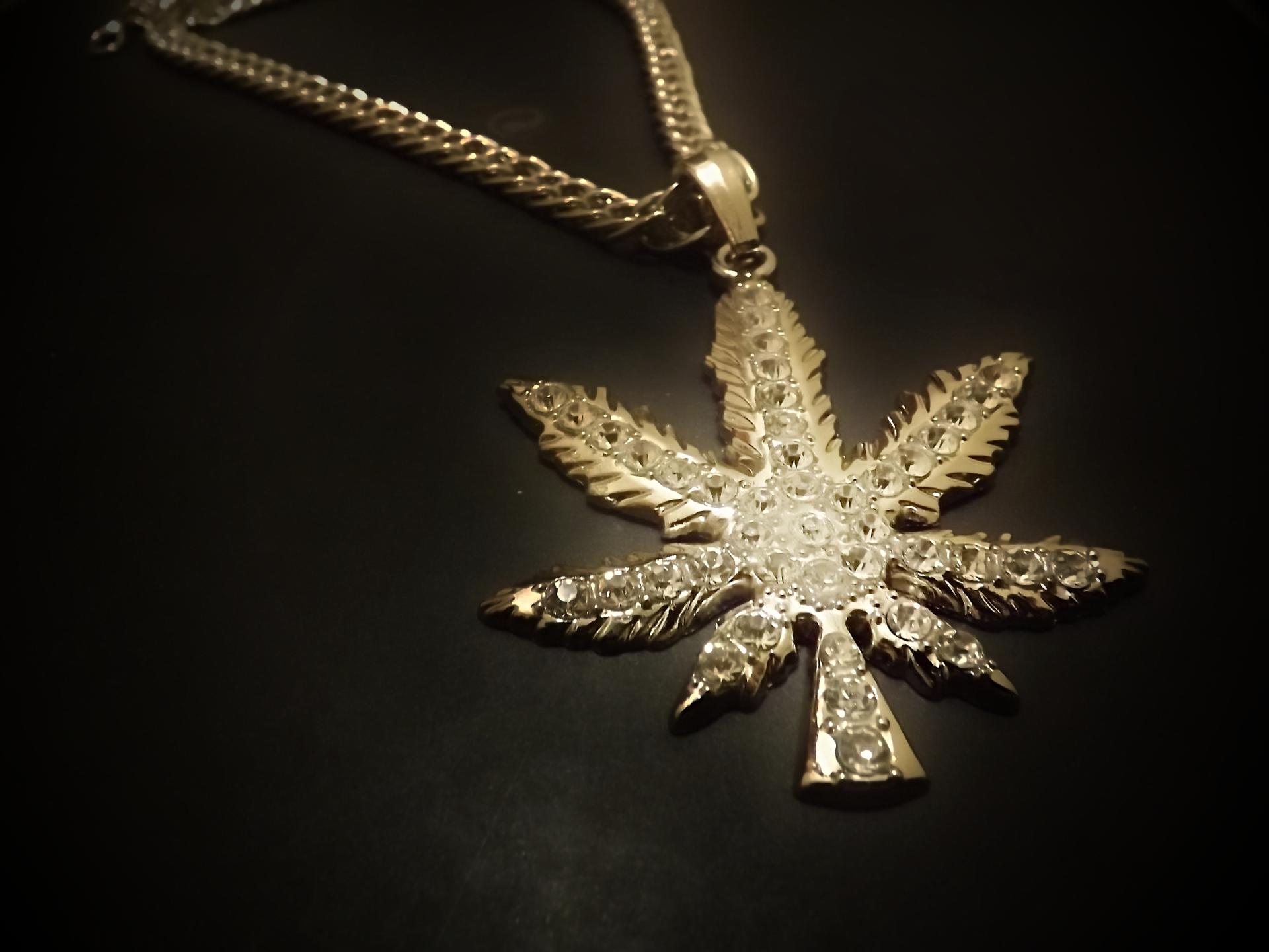 Hip Hop Iced Out Marijuana Weed Leaf Pendant